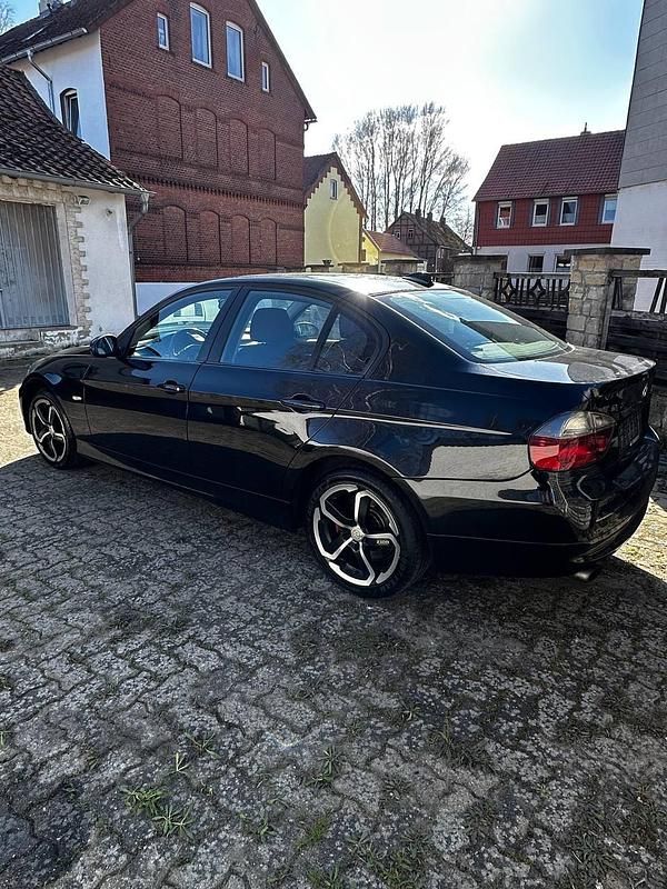 Gebraucht BMW 320 177 PS (130 kW) 2007 Schwarz Limousine