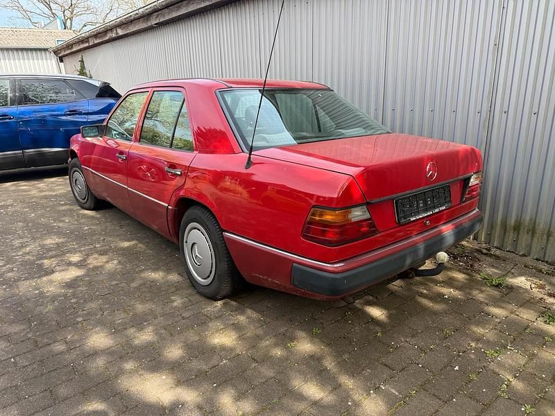 Brugt Mercedes E280 193 HK (141 kW) 1993 Rød Sedan