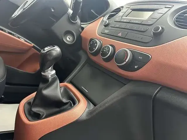 Gebraucht Hyundai i10 Style 87 PS (63 kW) 2018 Braun metallic Kleinwagen