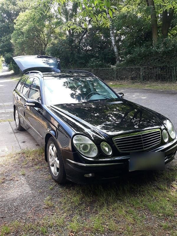 Schwarz Gebraucht 2004 Mercedes 220 Kombi | 3.900 € - Bild 1/4