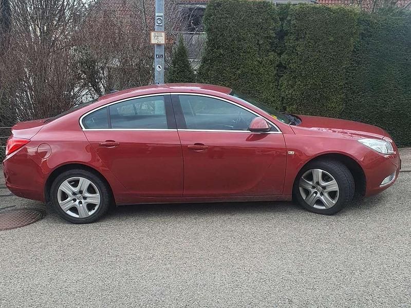 Rot Gebraucht 2010 Opel Insignia Edition Limousine | 8.500 € (Teuer) - Bild 1/4
