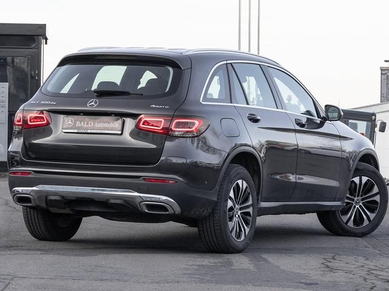 Gebraucht Mercedes GLC300e 306 PS (225 kW) 2021 Grau SUV