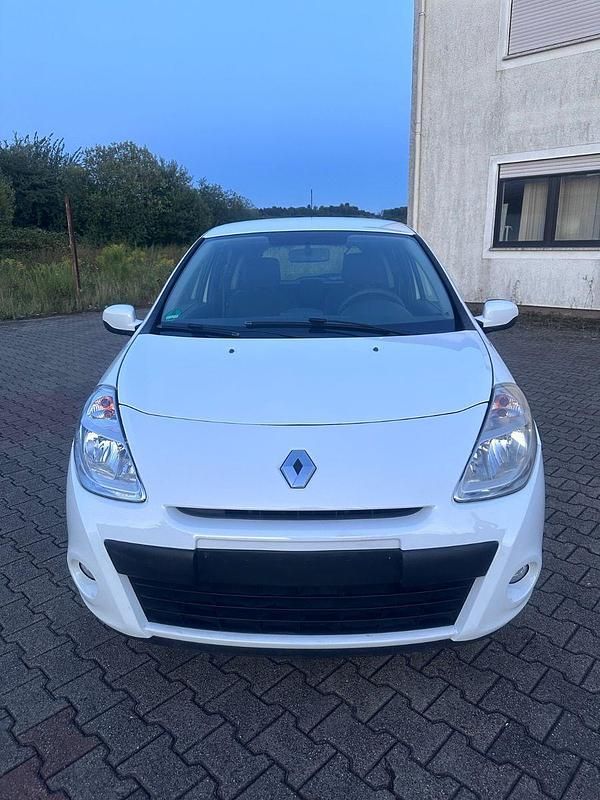 Weiß Gebraucht 2014 Renault Clio IV Dynamique Kleinwagen | 4.650 € (Fairer Preis) - Bild 1/4