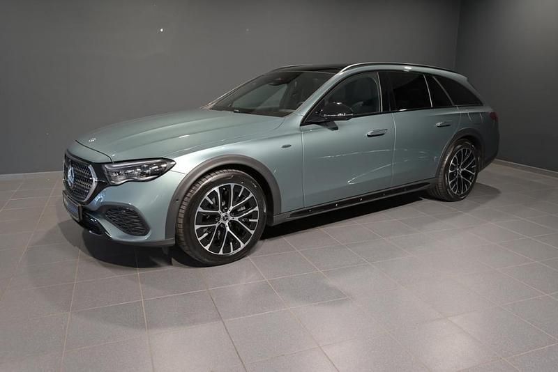 Metalliclack verdesilber Gebraucht 2025 Mercedes E300 Night Kombi | 62.870 € (Teuer) - Bild 1/3