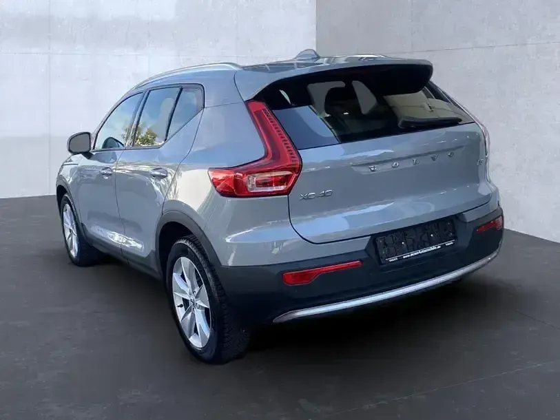 Gebraucht Volvo XC40 Core 163 PS (119 kW) 2023 Vapour grey / (metallic) SUV
