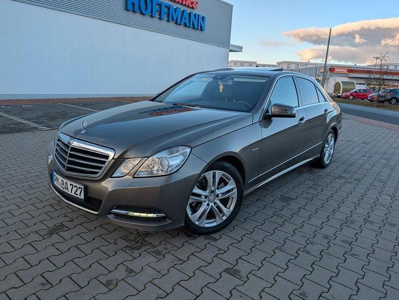 Braun Gebraucht 2011 Mercedes E200 Avantgarde Limousine | 10.000 € (Fairer Preis) - Bild 1/4