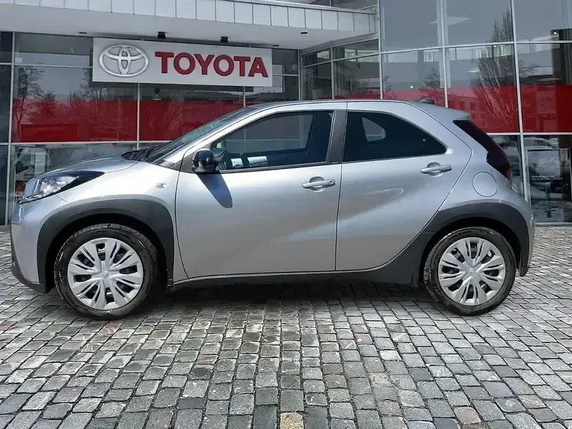Gebraucht Toyota Aygo Play 72 PS (52 kW) 2023 Silver (metallic) Kleinwagen