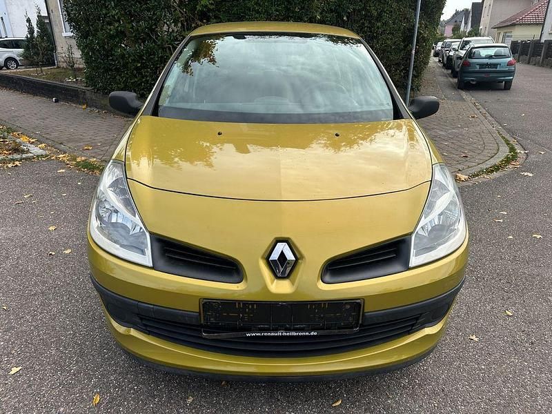 Gelb Gebraucht 2006 Renault Clio II Campus Limousine | 2.900 € (Teuer) - Bild 1/4