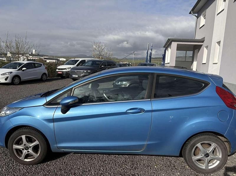 Gebraucht Ford Fiesta Titanium 97 PS (71 kW) 2009 Visionblau Kleinwagen