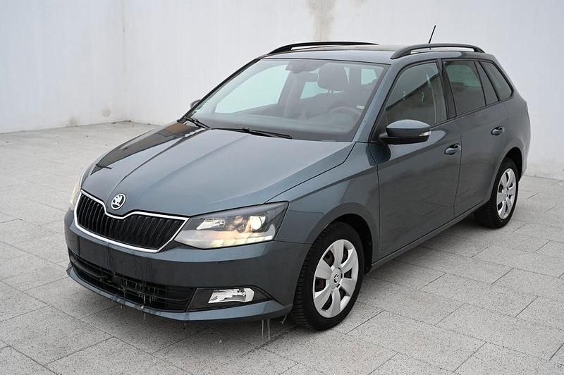 Silber Gebraucht 2015 Skoda Fabia Ambition Limousine | 6.050 € (Fairer Preis) - Bild 1/4