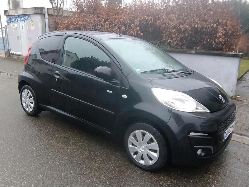 Gebraucht Peugeot 107 68 PS (50 kW) 2013 Schwarz Kleinwagen