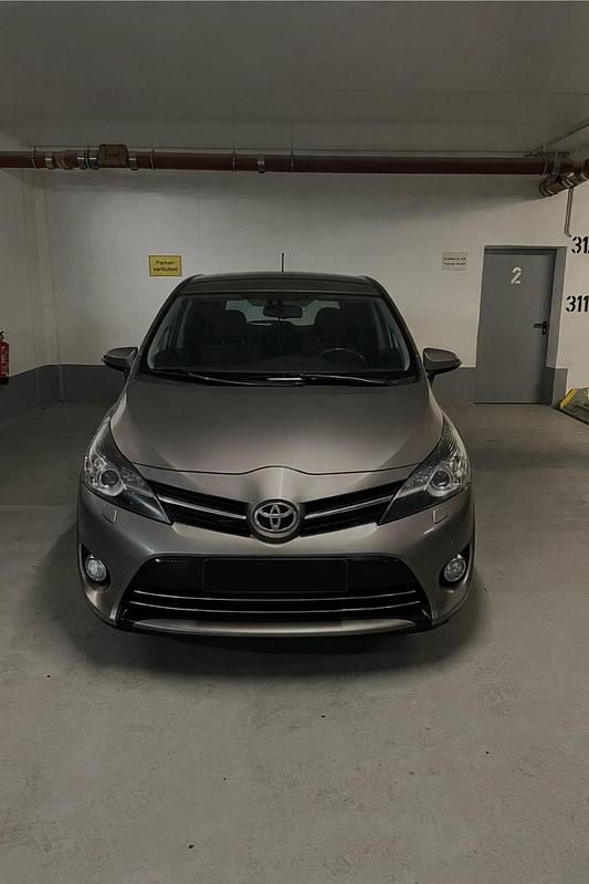 Grau Gebraucht 2014 Toyota Verso Life Van / Kleinbus | 10.000 € (Fairer Preis) - Bild 1/4