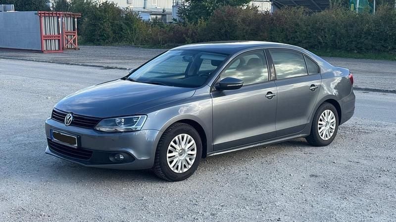 Grau Gebraucht 2012 VW Jetta Limousine | 3.600 € (Superpreis) - Bild 1/4