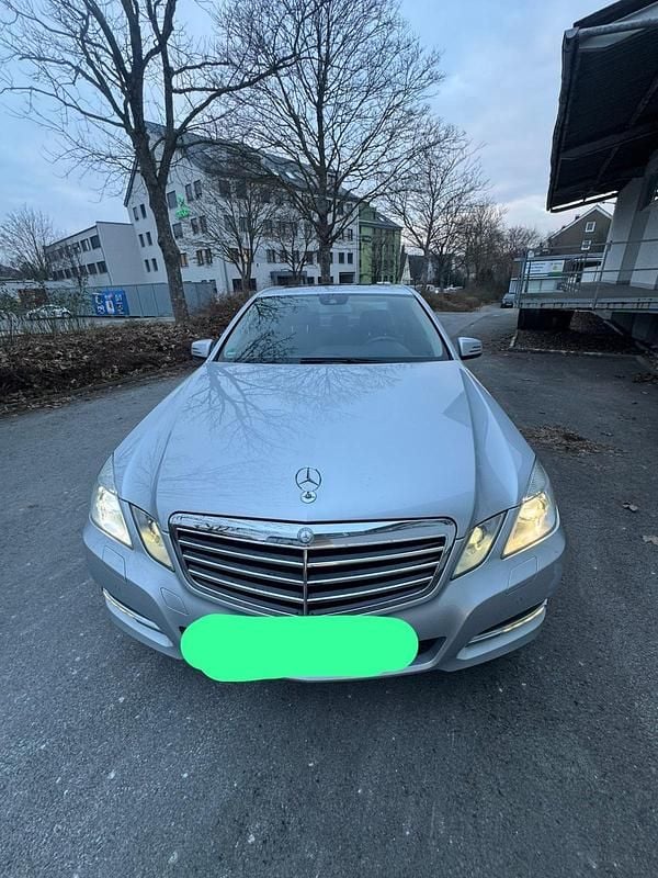 Silber Gebraucht 2011 Mercedes 250 Limousine | 8.999 € (Superpreis) - Bild 1/4