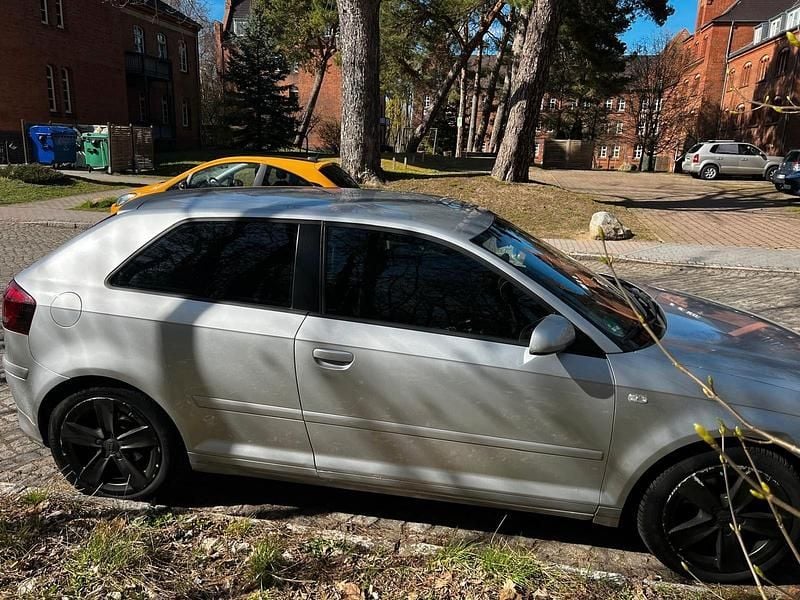 Second-hand Audi A3 Ambiente 104 CP (76 kW) 2004 Argintiu Hatchback