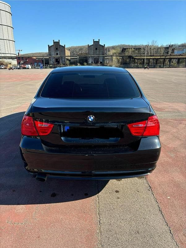 Gebraucht BMW 320 184 PS (135 kW) 2011 Schwarz Limousine