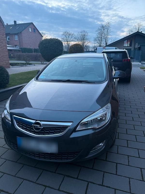 Grau Gebraucht 2012 Opel Astra Limousine | 4.000 € - Bild 1/4