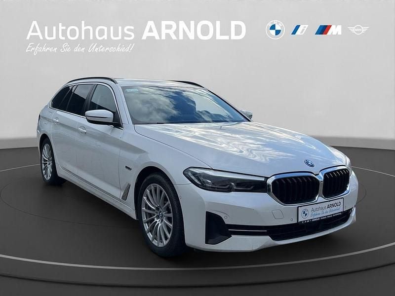 Gebraucht BMW 530e Sport Line 184 PS (135 kW) 2022 Mineralweiß Kombi