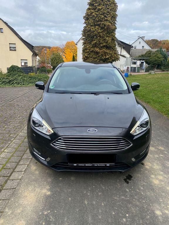 Grau Gebraucht 2016 Ford Focus Titanium Limousine | 5.990 € (Superpreis) - Bild 1/4