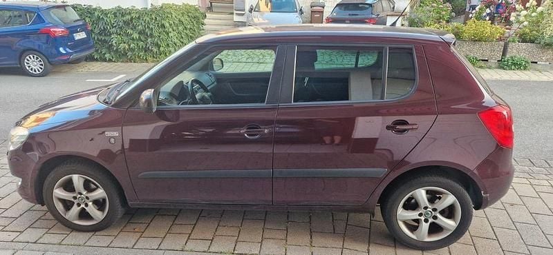 Rot Gebraucht 2013 Skoda Fabia Family Limousine | 2.349 € (Superpreis) - Bild 1/4