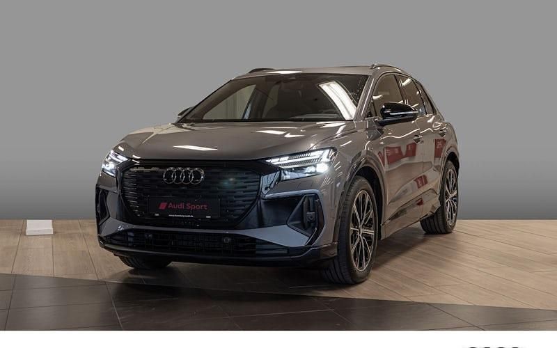 Grau Neu 2025 Audi Q4 e-tron Ambiente SUV | 68.229 € (Teuer) - Bild 1/4