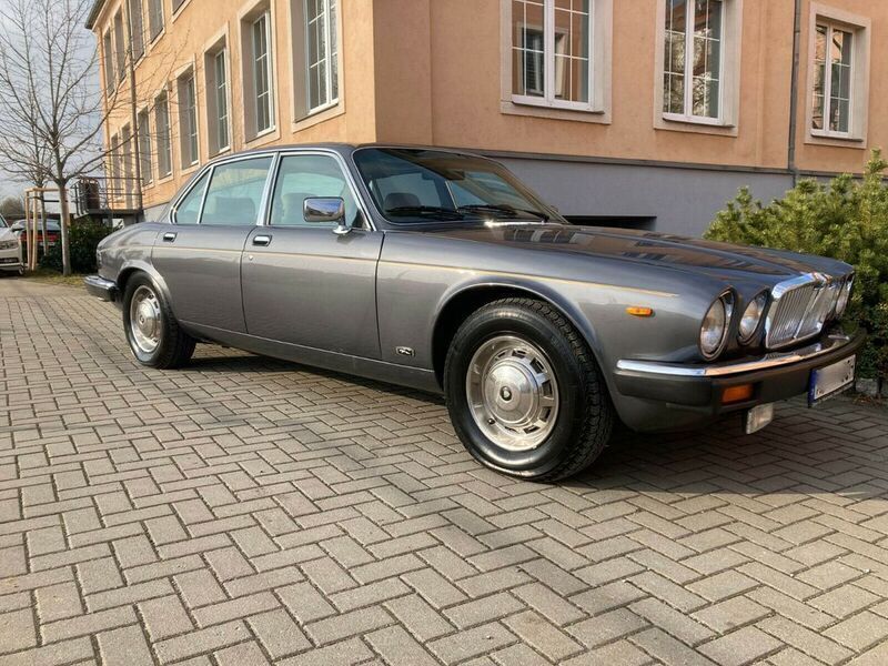 Grau Gebraucht 1986 Jaguar XJ12 Limousine | 12.222 € - Bild 1/4