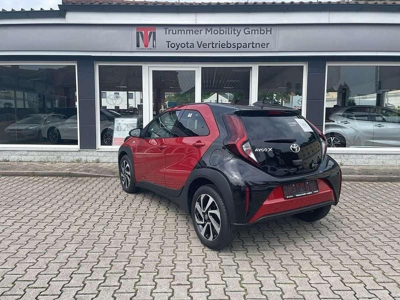 Gebraucht Toyota Aygo Pulse 72 PS (52 kW) 2024 Chili red / black mica Kleinwagen