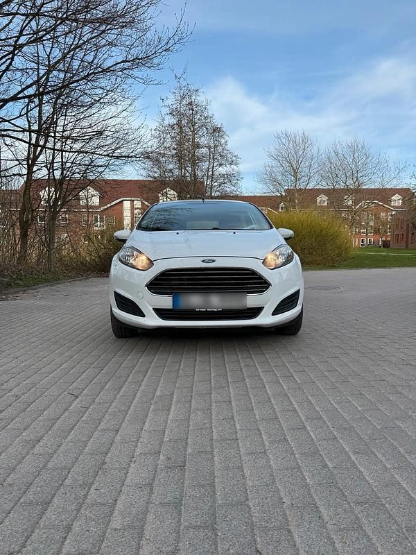 Gebraucht Ford Fiesta 100 PS (73 kW) 2014 Weiß Kleinwagen