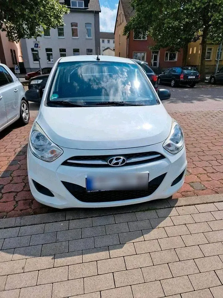 Gebraucht Hyundai i10 69 PS (50 kW) 2012 Weiß Kleinwagen