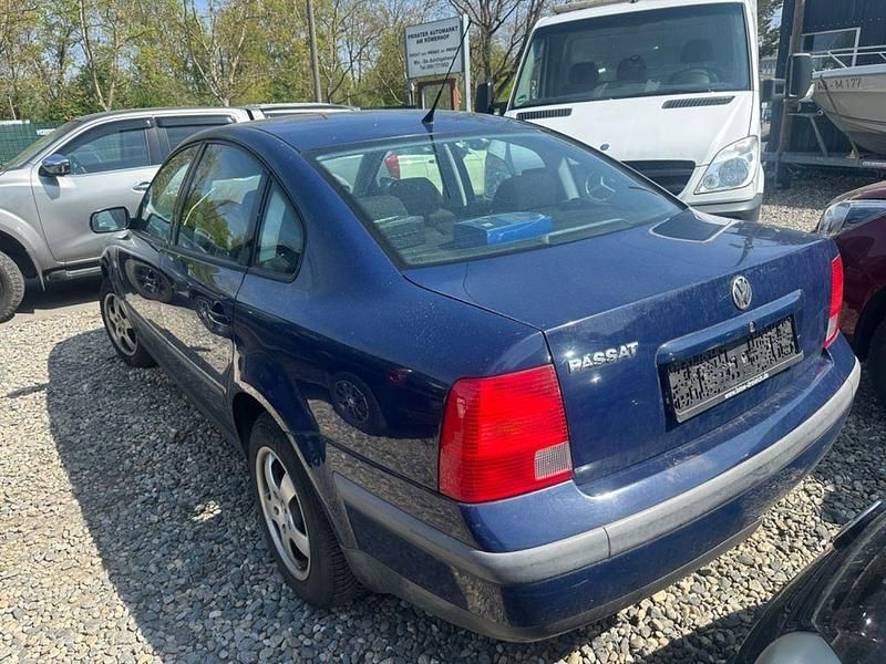 Gebraucht VW Passat 101 PS (74 kW) 1998 Blau Limousine