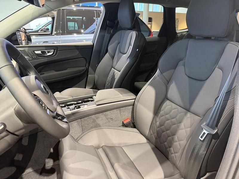 Neu Volvo XC60 Plus 253 PS (186 kW) 2025 Silber SUV