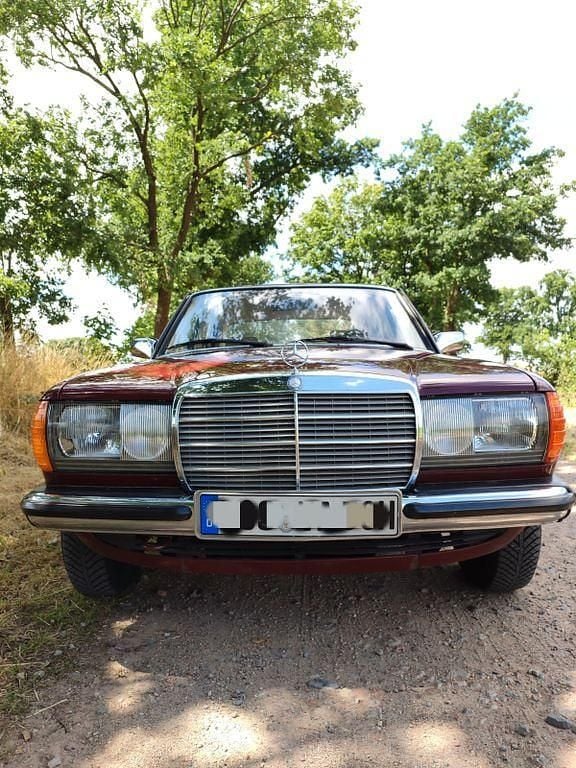 Gebraucht Mercedes E230 136 PS (100 kW) 1983 Rot Limousine