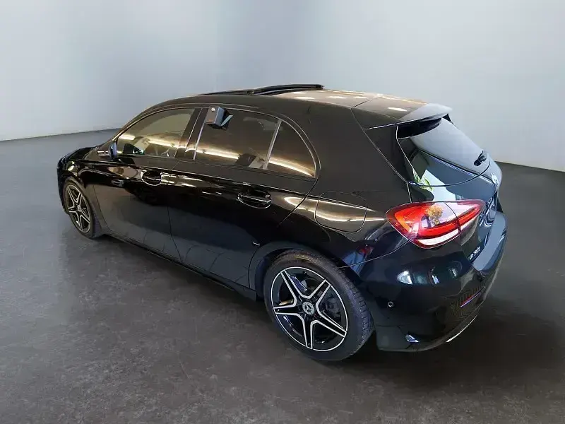 Gebraucht Mercedes A180 Premium 136 PS (100 kW) 2019 Schwarz Limousine