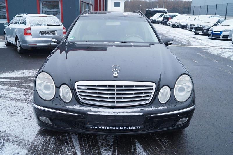 Usado Mercedes E320 Avantgarde 204 HP (150 kW) 2004 Preto Carrinha