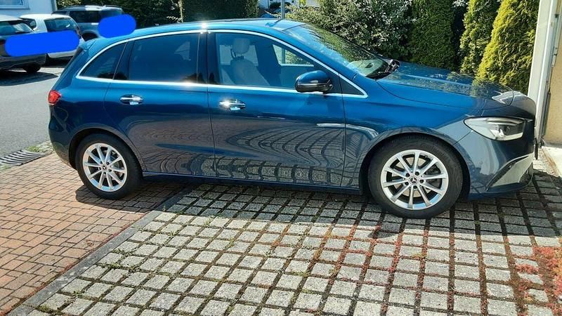 Blau Gebraucht 2019 Mercedes B220 Van / Kleinbus | 20.700 € (Guter Preis) - Bild 1/4