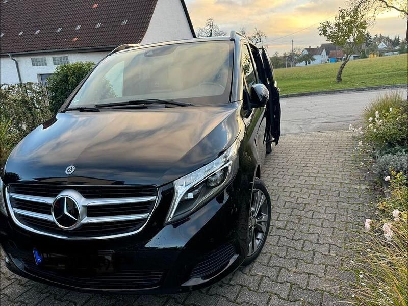 Schwarz Gebraucht 2017 Mercedes V220 Edition Van / Kleinbus | 38.500 € (Fairer Preis) - Bild 1/4