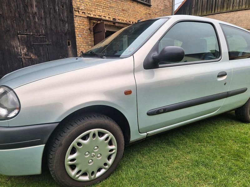 Second-hand Renault Clio II 60 CP (44 kW) 2000 Argintiu Hatchback