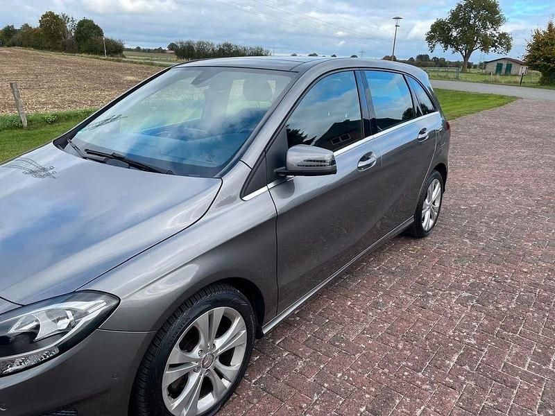 Grau Gebraucht 2015 Mercedes B200 Van / Kleinbus | 15.690 € (Fairer Preis) - Bild 1/4
