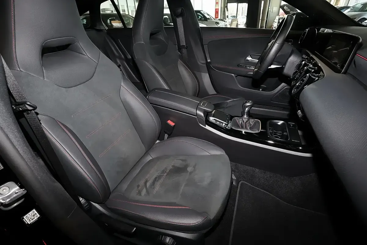 Gebraucht Mercedes CLA200 AMG 163 PS (119 kW) 2023 Unilack nachtschwarz Kombi