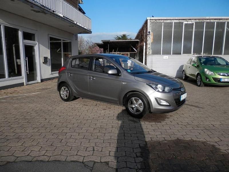 Gebraucht Hyundai i20 Edition 86 PS (63 kW) 2013 Grau Kleinwagen