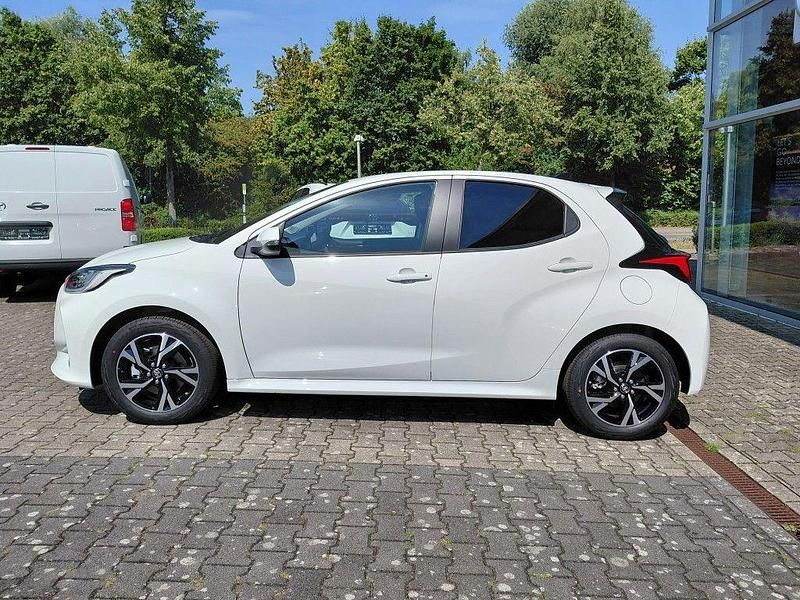 Neu Toyota Yaris Hybrid 116 PS (85 kW) 2025 Weiß Limousine