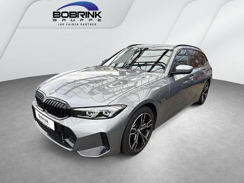 Grau Gebraucht 2022 BMW 330e M Sport Kombi | 39.920 € (Etwas zu teuer) - Bild 1/4