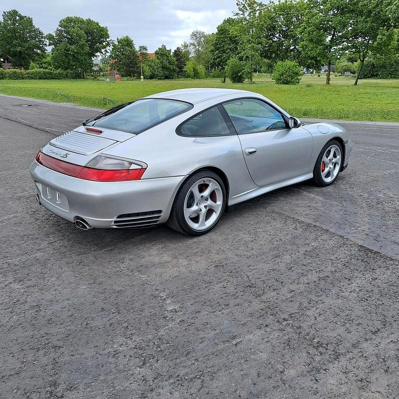 Silber Gebraucht 2003 Porsche 911 Carrera 4S Coupé | 48.500 € (Fairer Preis) - Bild 1/4