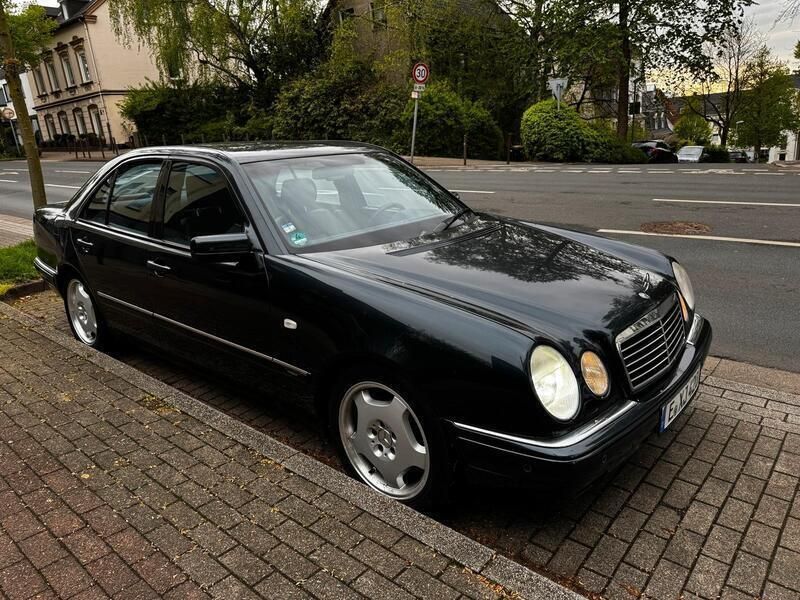 Schwarz Gebraucht 1996 Mercedes E420 Avantgarde Limousine | 5.999 € - Bild 1/4