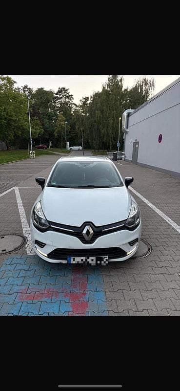 Weiß Gebraucht 2016 Renault Clio IV LIMITED Kleinwagen | 5.300 € (Guter Preis) - Bild 1/4