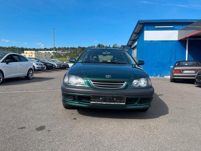 Grün Gebraucht 2000 Toyota Avensis Kombi | 2.900 € (Etwas zu teuer) - Bild 1/4