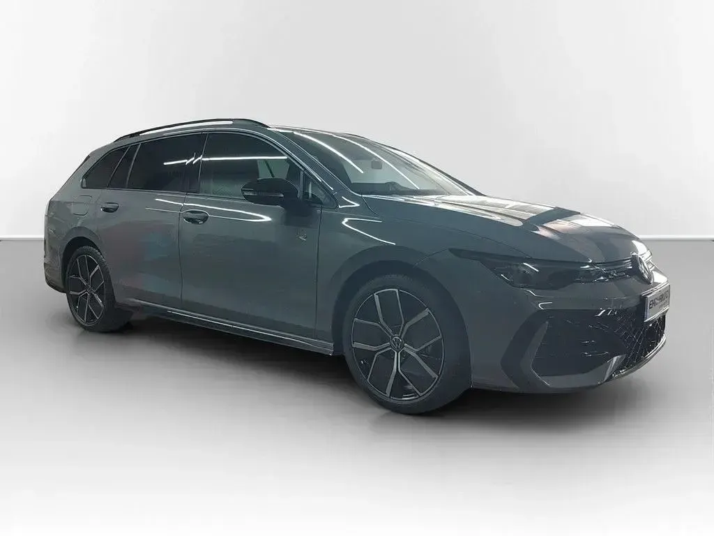 Gebraucht VW Golf VIII R-line 150 PS (110 kW) 2026 Mondsteingrau Kombi