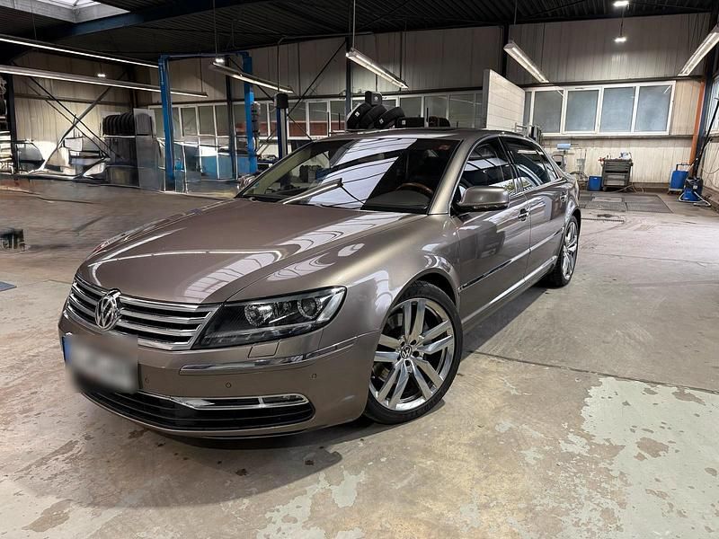 Grau Gebraucht 2012 VW Phaeton Exclusive Limousine | 16.999 € - Bild 1/4