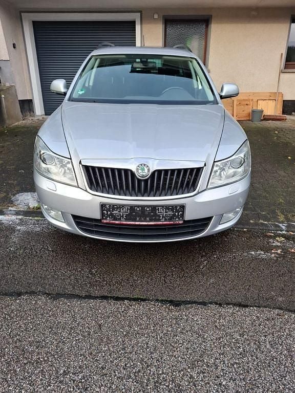 Silber Gebraucht 2012 Skoda Octavia Family Kombi | 3.400 € (Superpreis) - Bild 1/4