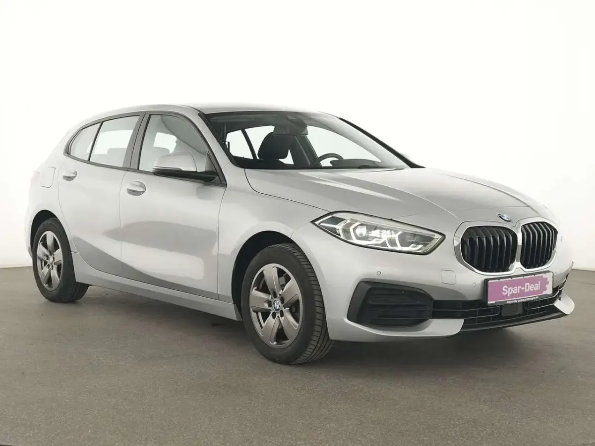 Gebraucht BMW 118 Advantage 150 PS (110 kW) 2021 Glaciersilber Limousine